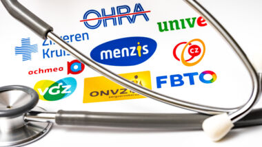Net als vorig jaar stijgen de zorgpremies weer verder. Voor 2023 was het gemiddeld 10 euro, nu 9 euro. Lager dan verwacht.