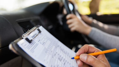 Medische beoordelingen voor rijbewijs vertraagd, blijven rijden kan wel